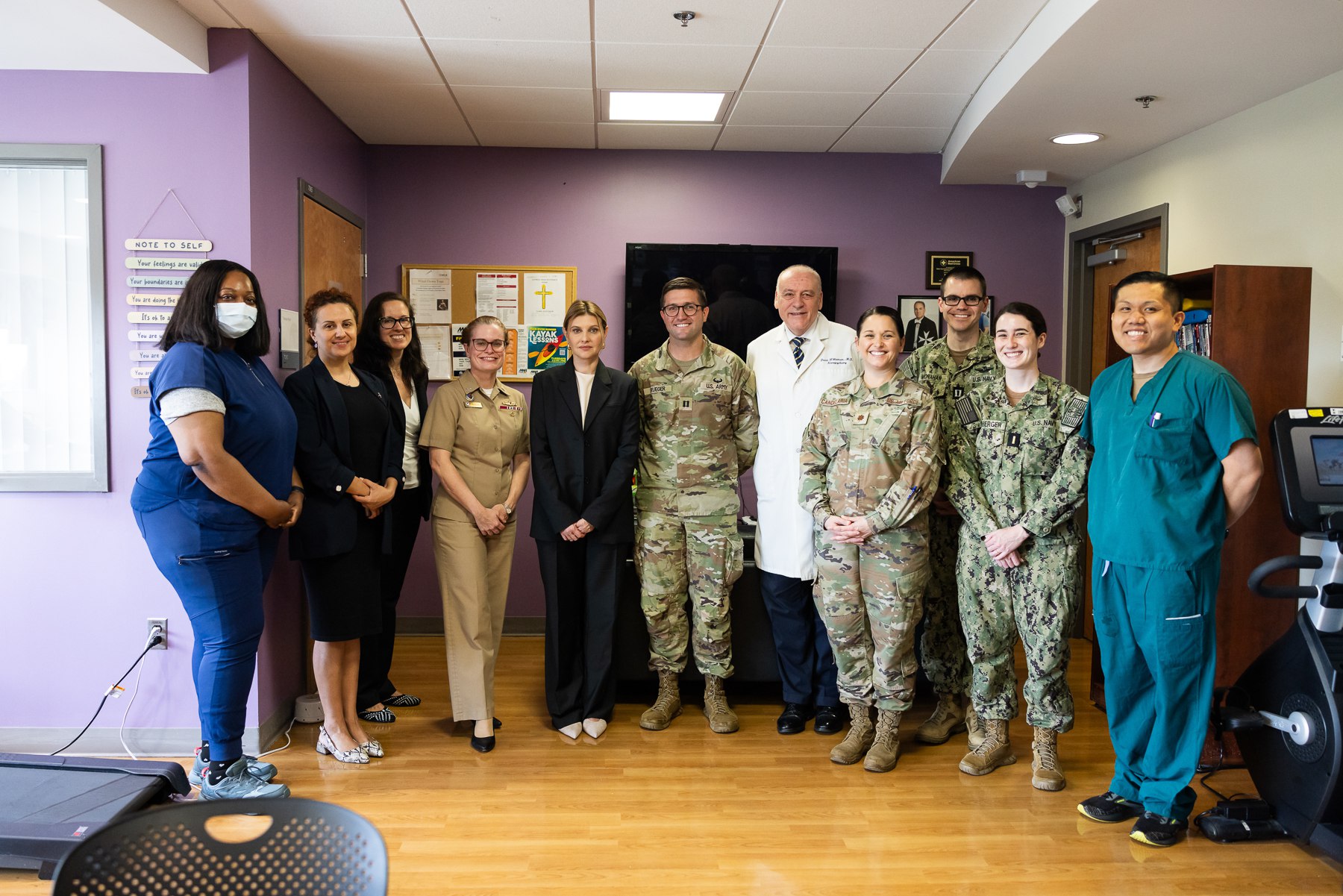 Ошатна вишиванка та ефектний костюм: Зеленська вразила стильними образами у США